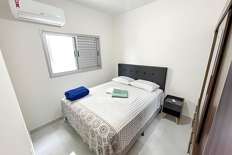 Apto de 2/4 com ar, garagem e cozinha completa