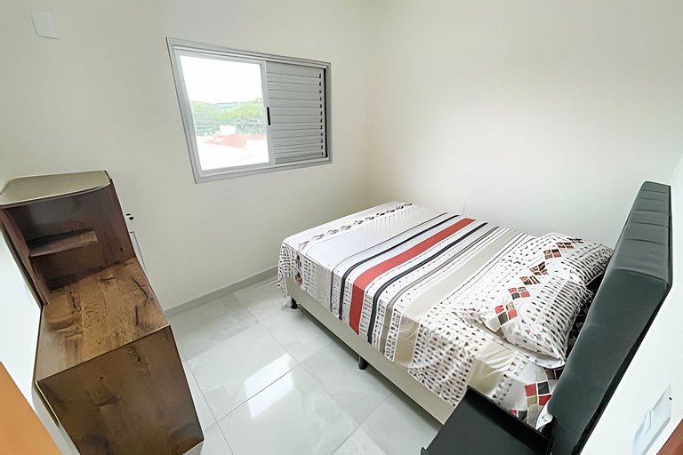 Apto de 2/4 com ar, garagem e cozinha completa