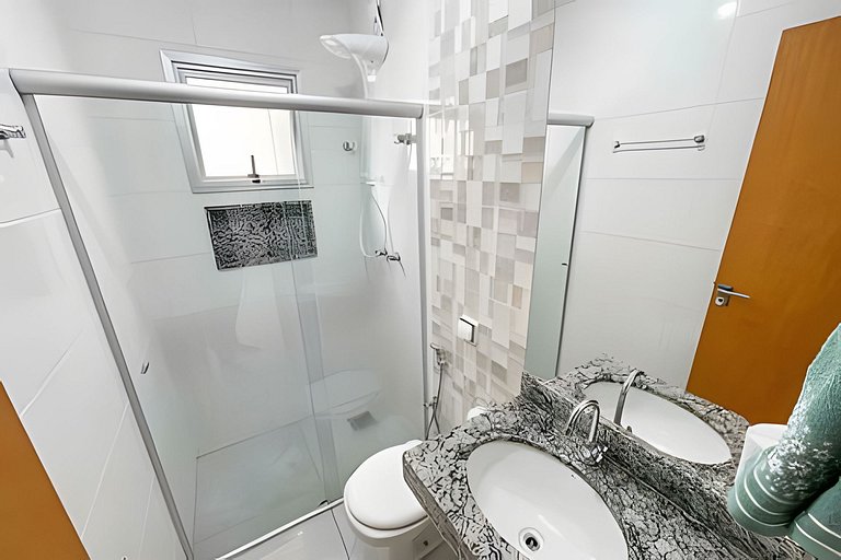 Apto de 2/4 com ar, garagem e cozinha completa