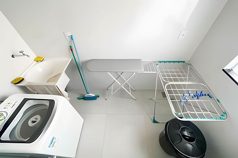 M202- Apto de 2/4 com Ar, Garagem e 2 Banheiros