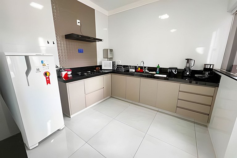 M101 - Apto de 2/4 com Ar, Garagem e Churrasqueira