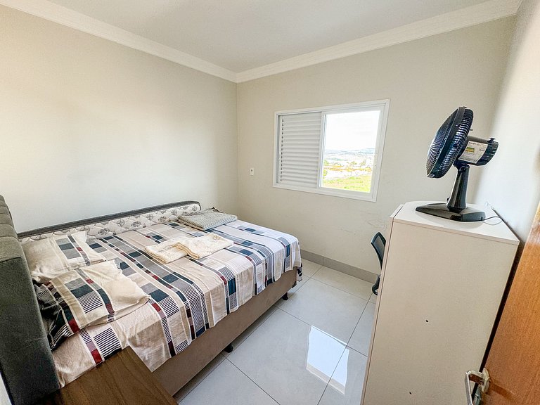 M202- Apto de 2/4 com Ar, Garagem e 2 Banheiros