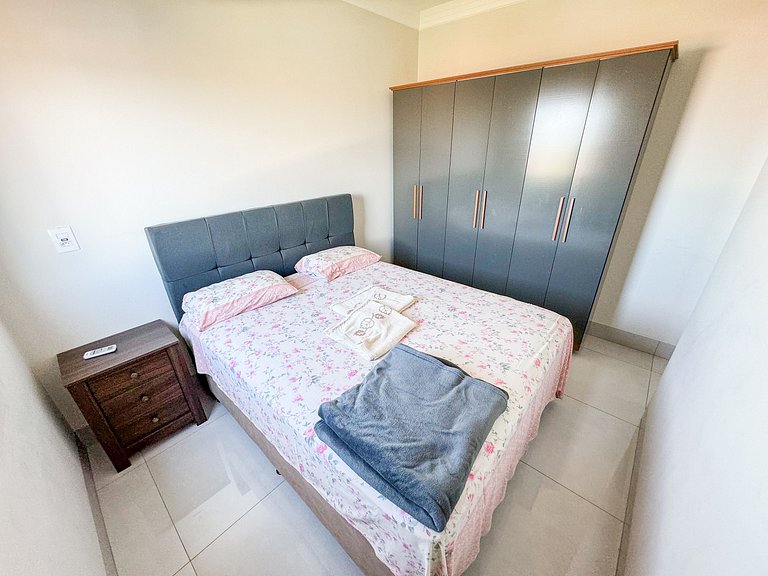 M202- Apto de 2/4 com Ar, Garagem e 2 Banheiros