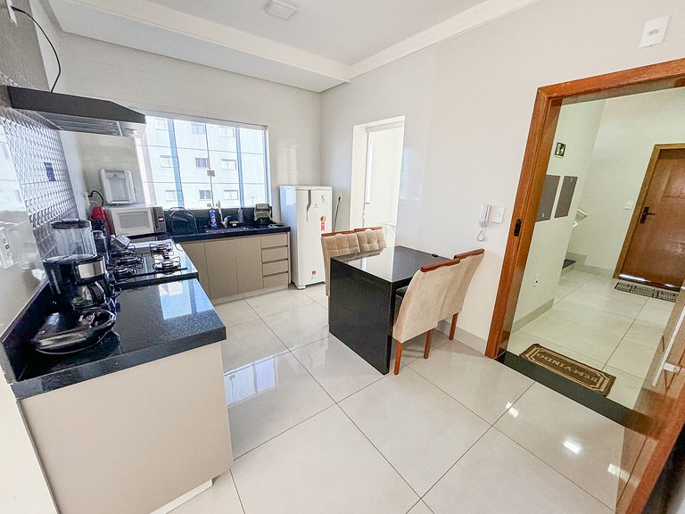 M202- Apto de 2/4 com Ar, Garagem e 2 Banheiros