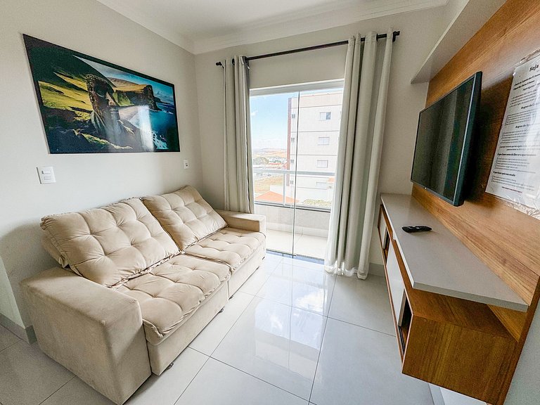 M202- Apto de 2/4 com Ar, Garagem e 2 Banheiros